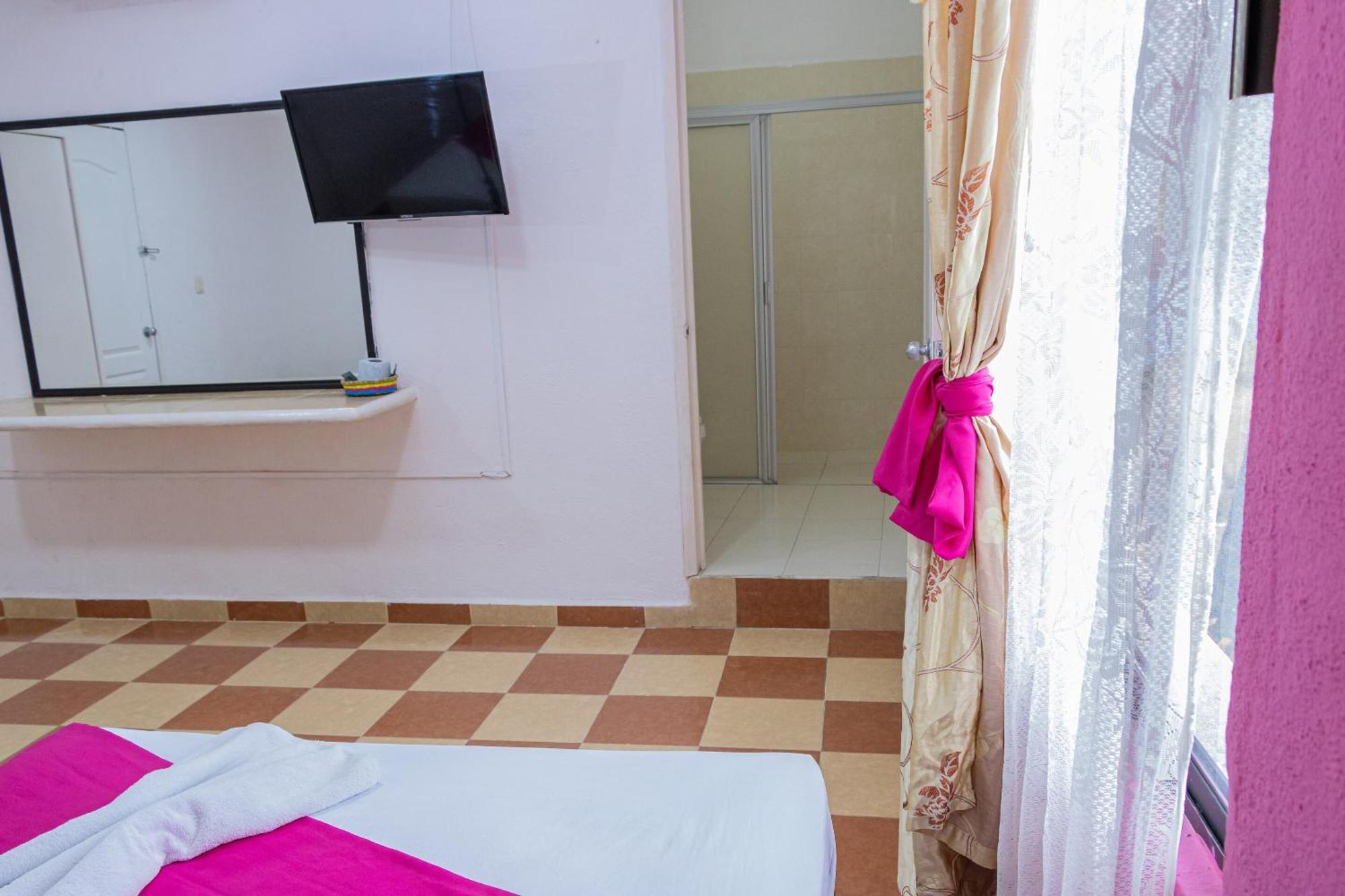 Oyo Hotel Marias,Aeropuerto Internacional De Четумал Екстериор снимка