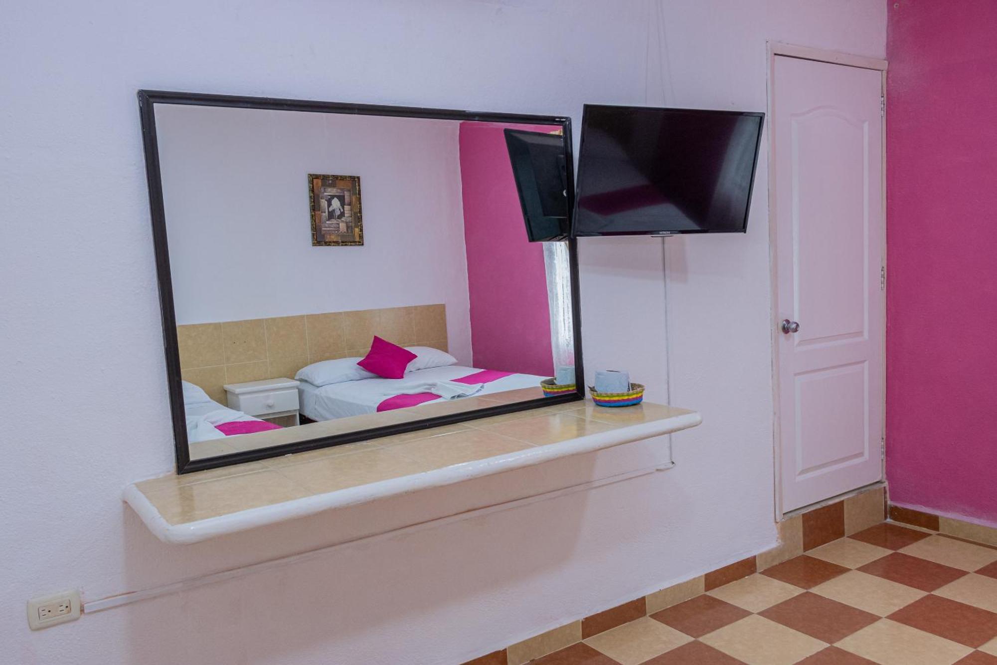Oyo Hotel Marias,Aeropuerto Internacional De Четумал Екстериор снимка