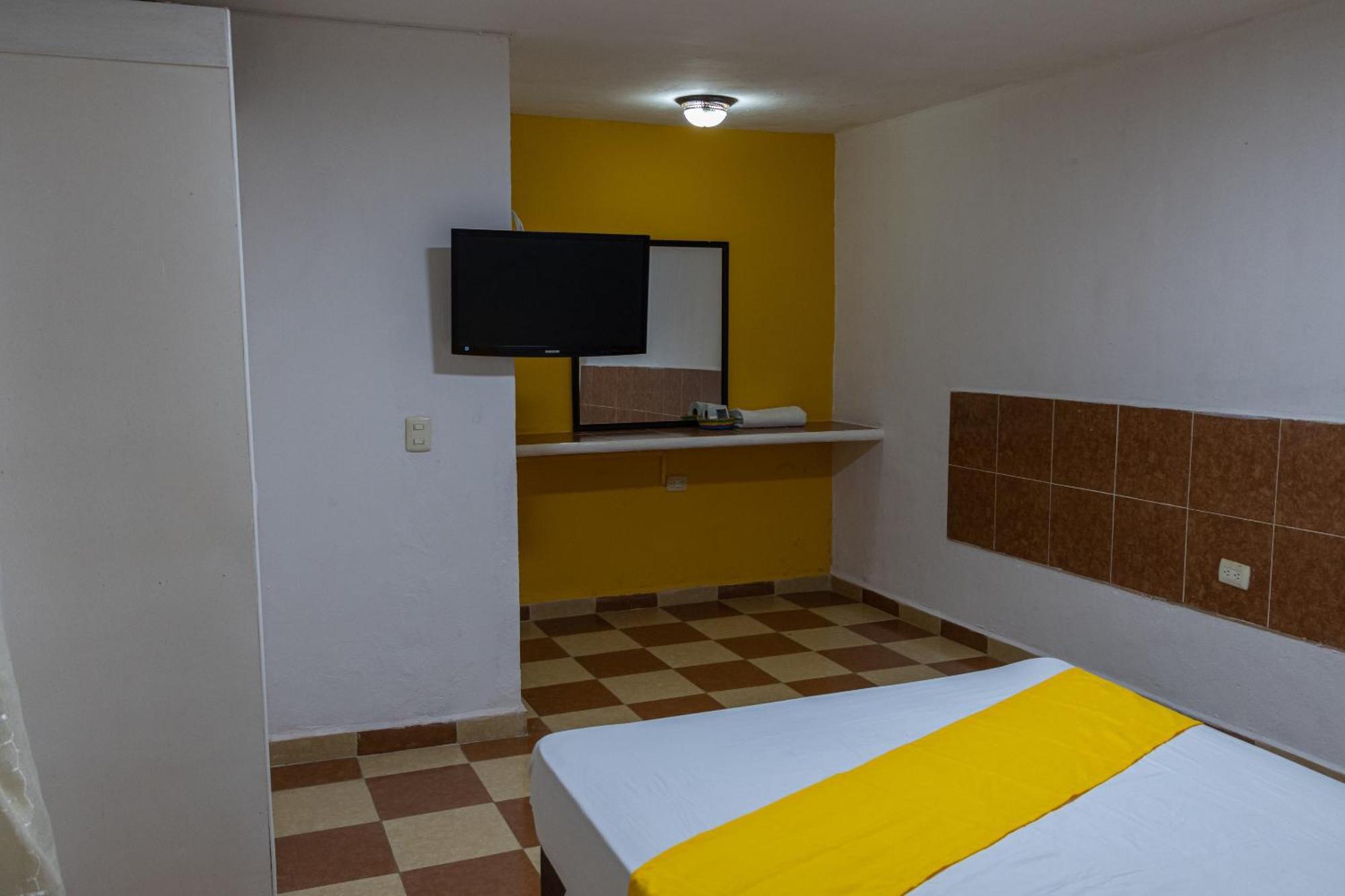 Oyo Hotel Marias,Aeropuerto Internacional De Четумал Екстериор снимка